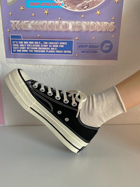 Γυναικεία πάνινα παπούτσια με έμβλημα και κορδόνια