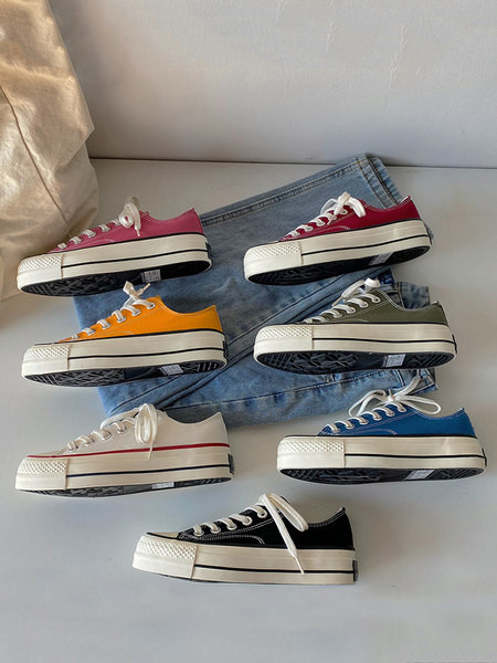 Γυναικεία πάνινα παπούτσια με έμβλημα και κορδόνια