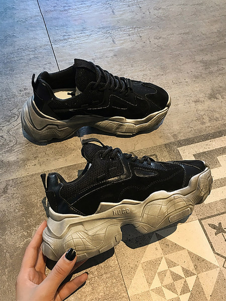 Γυναικεία παπούτσια με τραχιά σόλα και επιγραφή