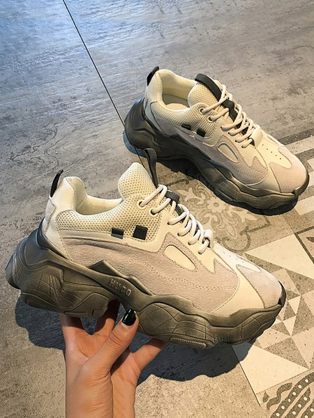 Γυναικεία παπούτσια με τραχιά σόλα και επιγραφή