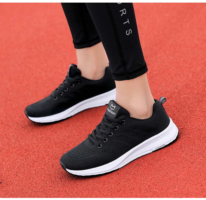 Sieviešu kedas no tekstila ar plakanu zoli