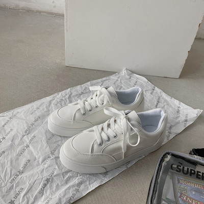 Ikdienas kedas ar šņorēm un plakanu zoli - tīrs modelis