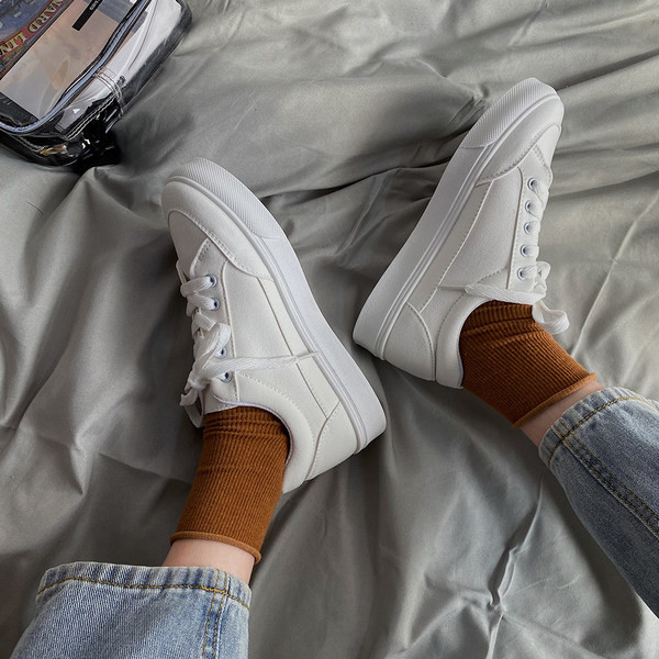 Ikdienas kedas ar šņorēm un plakanu zoli - tīrs modelis