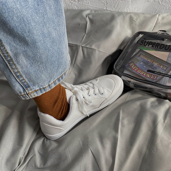 Ikdienas kedas ar šņorēm un plakanu zoli - tīrs modelis