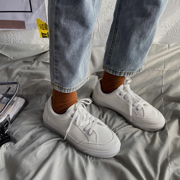 Ikdienas kedas ar šņorēm un plakanu zoli - tīrs modelis