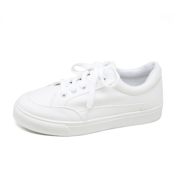 Ikdienas kedas ar šņorēm un plakanu zoli - tīrs modelis