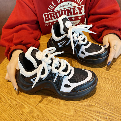 Νέο μοντέλο γυναικεία αθλητικά  παπούτσια με κορδόνια και τραχιά σόλα σε δύο χρώματα