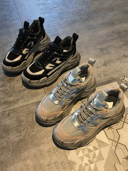 Γυναικεία αθλητικά παπούτσια με κορδόνια σε δύο χρώματα