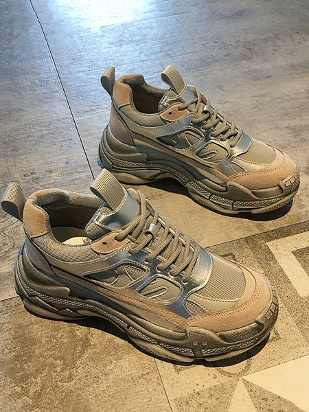 Γυναικεία αθλητικά παπούτσια με κορδόνια σε δύο χρώματα