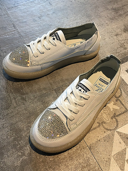 Γυναικεία αθλητικά παπούτσια με διακοσμητικές πέτρες και κορδόνια