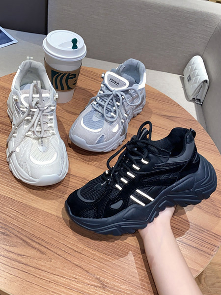 Γυναικεία αθλητικά παπούτσια με ανοιξιάτικα με τραχιά σόλα και κορδόνια