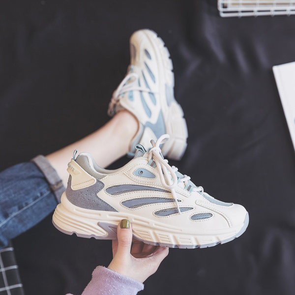 Γυναικεία αθλητικά παπούτσια σε τρία χρώματα με κορδόνια