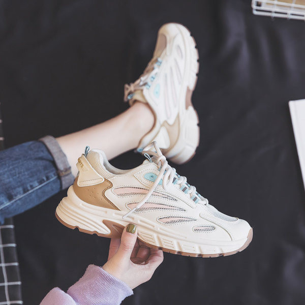 Γυναικεία αθλητικά παπούτσια σε τρία χρώματα με κορδόνια