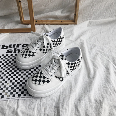 Μοντέρνα γυναικεία αθλητικά παπούτσια με κορδόνια και σόλα