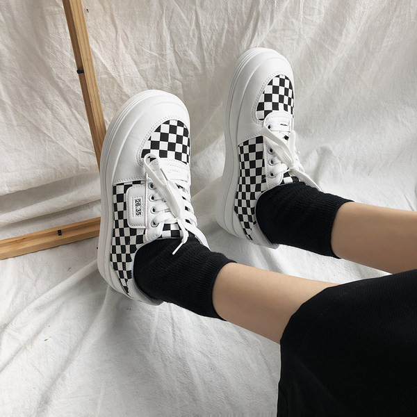 Μοντέρνα γυναικεία αθλητικά παπούτσια με κορδόνια και σόλα