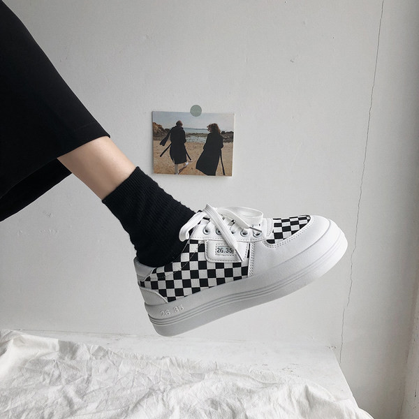 Μοντέρνα γυναικεία αθλητικά παπούτσια με κορδόνια και σόλα