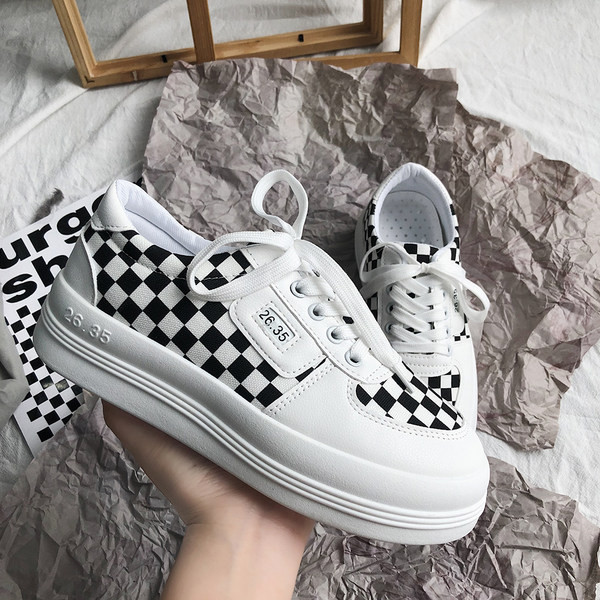 Μοντέρνα γυναικεία αθλητικά παπούτσια με κορδόνια και σόλα