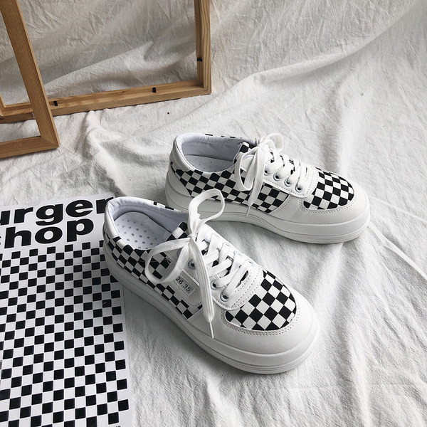 Μοντέρνα γυναικεία αθλητικά παπούτσια με κορδόνια και σόλα