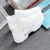 Νέο μοντέλο αθλητικά παπούτσια κατασκευασμένα από οικολογικό δέρμα και υφάσματα με τραχιά σόλα