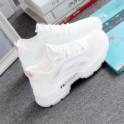 Νέο μοντέλο αθλητικά παπούτσια κατασκευασμένα από οικολογικό δέρμα και υφάσματα με τραχιά σόλα