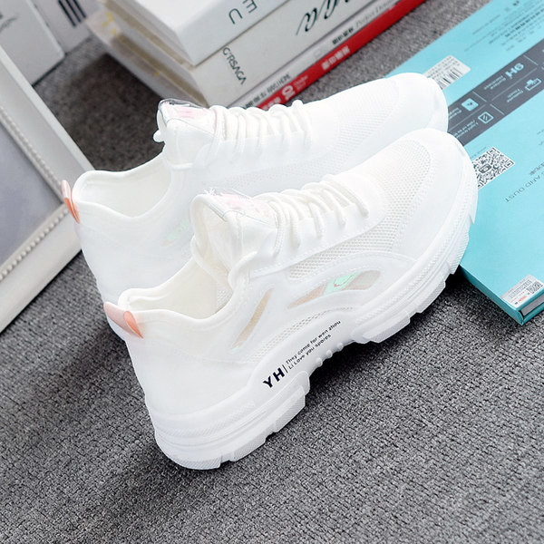 Νέο μοντέλο αθλητικά παπούτσια κατασκευασμένα από οικολογικό δέρμα και υφάσματα με τραχιά σόλα