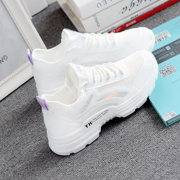 Νέο μοντέλο αθλητικά παπούτσια κατασκευασμένα από οικολογικό δέρμα και υφάσματα με τραχιά σόλα