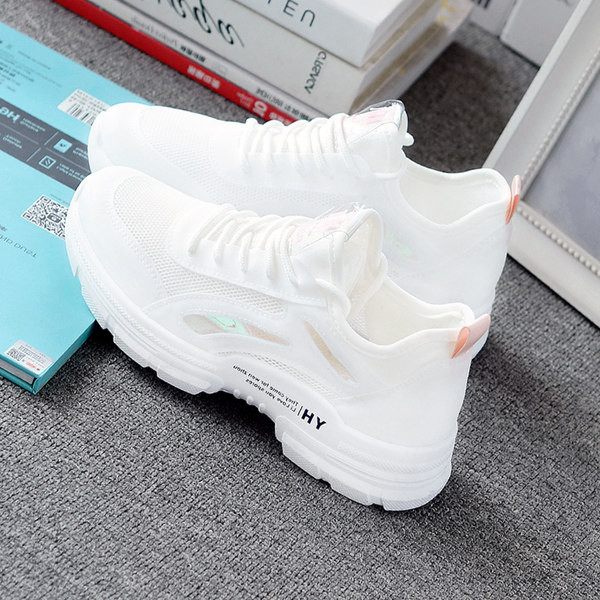 Νέο μοντέλο αθλητικά παπούτσια κατασκευασμένα από οικολογικό δέρμα και υφάσματα με τραχιά σόλα