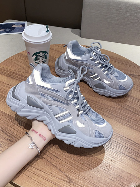 Sieviešu kedas ar raupju zoli un tīkliņiem divās krāsās