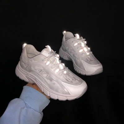 Γυναικεία αθλητικά παπούτσια κατάλληλα για το καλοκαίρι σε λευκό χρώμα με κορδόνια