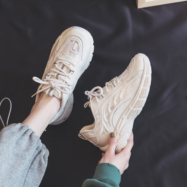 Γυναικεία αθλητικά παπούτσια κατάλληλα για το καλοκαίρι σε λευκό χρώμα με κορδόνια