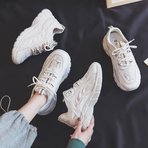 Γυναικεία αθλητικά παπούτσια κατάλληλα για το καλοκαίρι σε λευκό χρώμα με κορδόνια