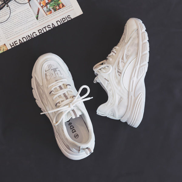 Γυναικεία αθλητικά παπούτσια κατάλληλα για το καλοκαίρι σε λευκό χρώμα με κορδόνια