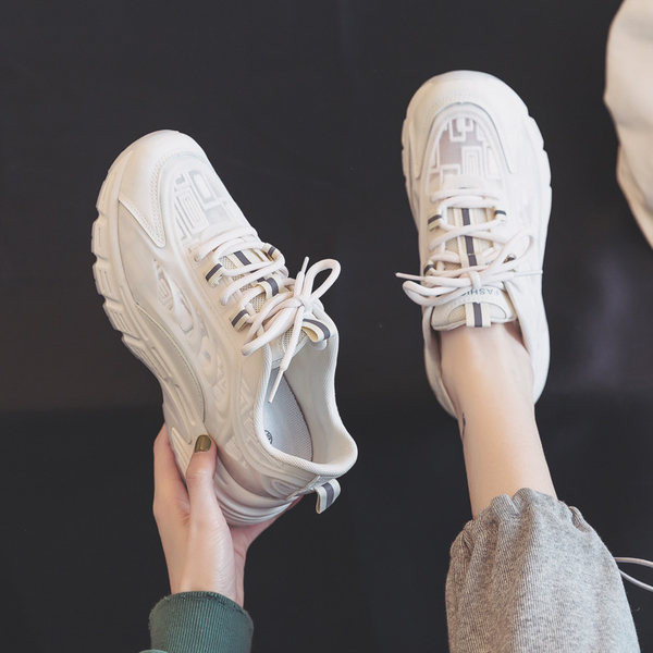 Γυναικεία αθλητικά παπούτσια κατάλληλα για το καλοκαίρι σε λευκό χρώμα με κορδόνια