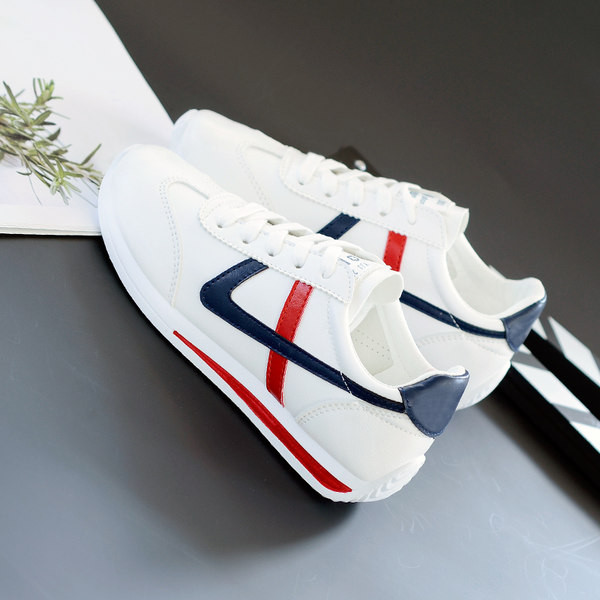 Μοντέρνα αθλητικά παπούτσια από δέρμα eco με κορδόνια