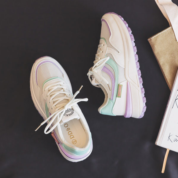 Γυναικεία μοντέρνα αθλητικά παπούτσια με κορδόνια και σόλα