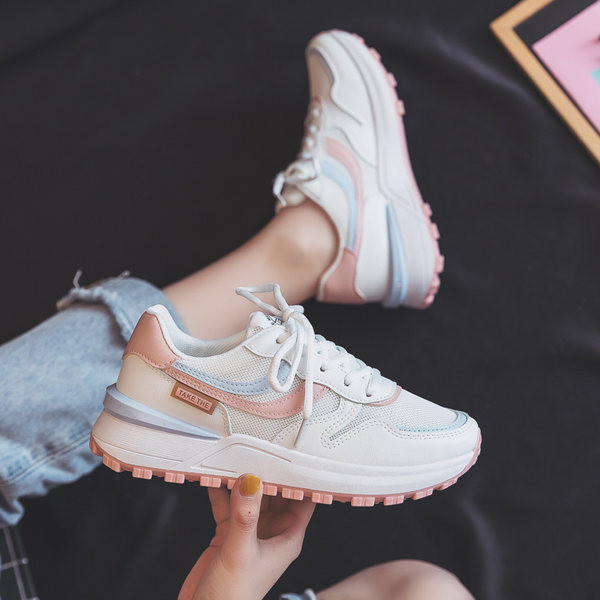Γυναικεία μοντέρνα αθλητικά παπούτσια με κορδόνια και σόλα