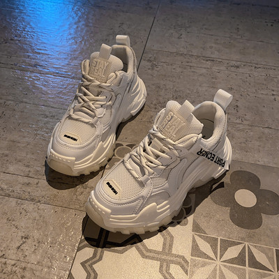 Jauns sieviešu augsto kedu modelis ar raupju zoli