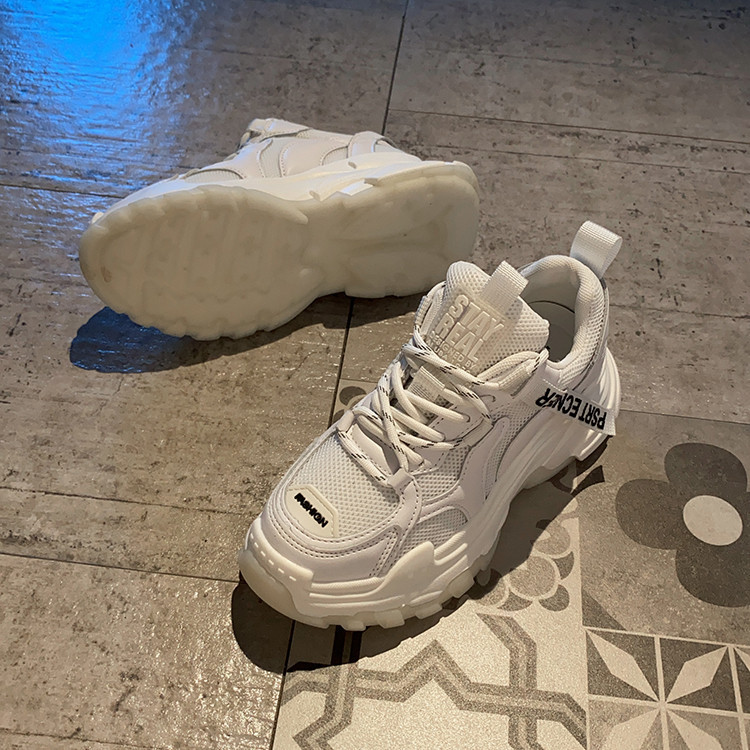 Jauns sieviešu augsto kedu modelis ar raupju zoli