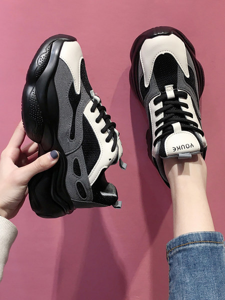 Γυναικεία casual αθλητικά παπούτσια με τραχιά σόλα και επιγραφή