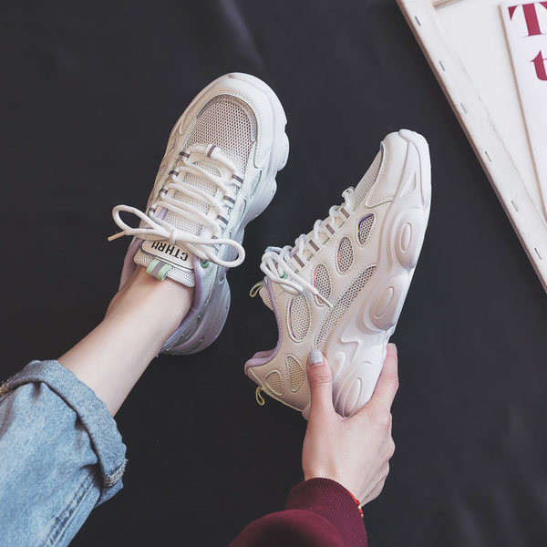 Γυναικεία καλοκαιρινά αθλητικά παπούτσια σε δύο χρώματα με κορδόνια και επίπεδη σόλα