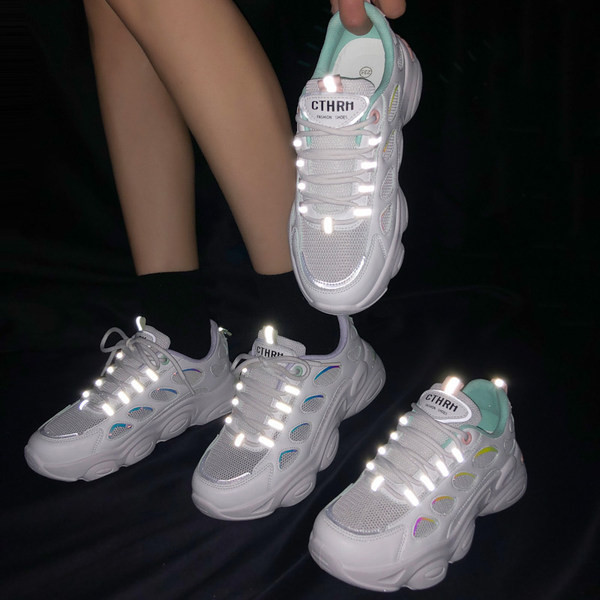 Γυναικεία καλοκαιρινά αθλητικά παπούτσια σε δύο χρώματα με κορδόνια και επίπεδη σόλα