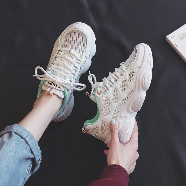 Γυναικεία καλοκαιρινά αθλητικά παπούτσια σε δύο χρώματα με κορδόνια και επίπεδη σόλα