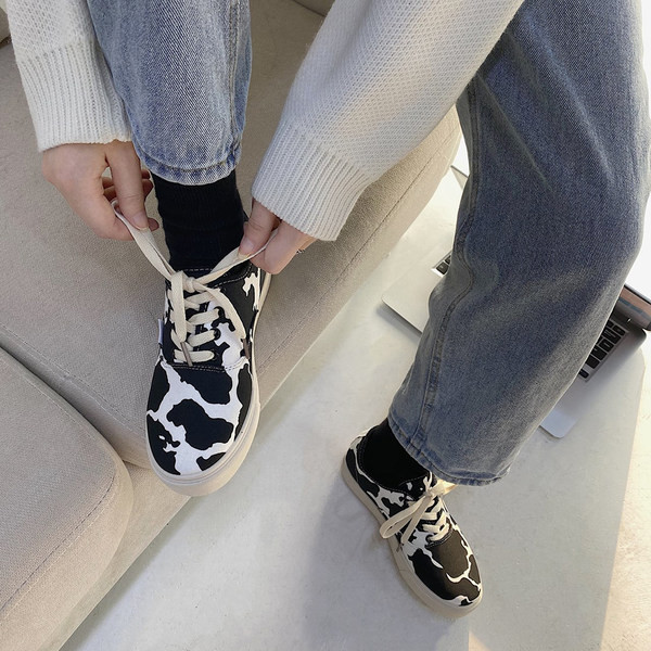 Casual αθλητικά παπούτσια με κορδόνια και επίπεδη σόλα