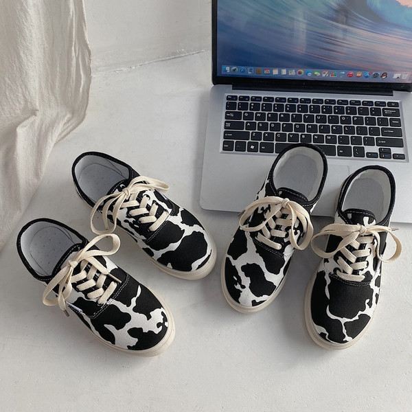 Casual αθλητικά παπούτσια με κορδόνια και επίπεδη σόλα