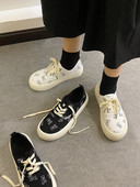 Casual αθλητικά παπούτσια με απλικέ και επίπεδη σόλα