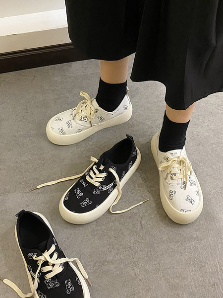 Casual αθλητικά παπούτσια με απλικέ και επίπεδη σόλα