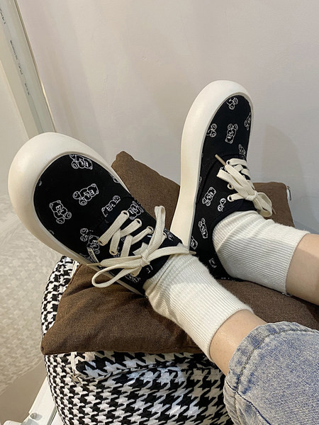 Casual αθλητικά παπούτσια με απλικέ και επίπεδη σόλα