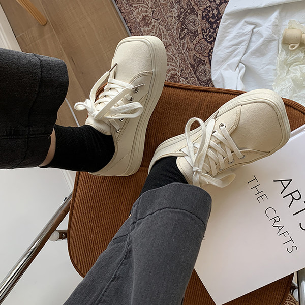 Casual αθλητικά παπούτσια με κορδόνια και επίπεδη σόλα