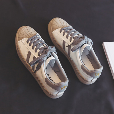 Sieviešu modernas kedas ar plakanu zoli un šņorēm trīs krāsās