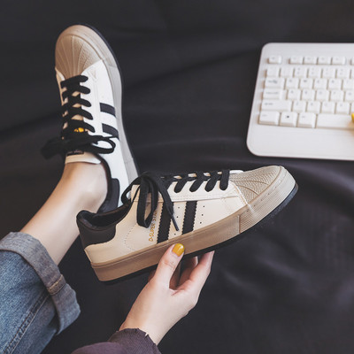 Sieviešu modernas kedas ar plakanu zoli un šņorēm trīs krāsās